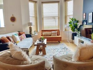 Stunning 2 Bed Apartment Sea Views and Parking