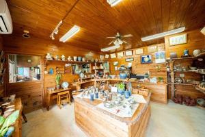 『てぃぐまの宿』地平線まで見渡せる圧巻の屋外テラスビュー！300余年の歴史ある壺屋焼がご堪能出来る宿