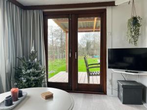 Vrijstaand chalet met veel buitenruimte en veranda