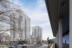 Exclusive Apartment in Katowice with Balcony, Parking, Gym and Sauna by Noclegi Renters