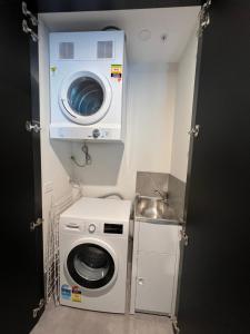 New modern 1BR apt near Dickson
