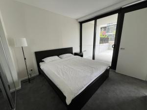 New modern 1BR apt near Dickson