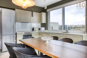 LUX Duplex Penthouse w Expansive Rooftop Terrace by 360 Estates