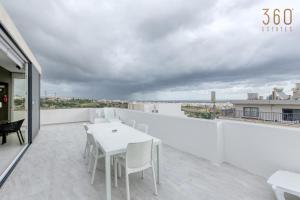 LUX Duplex Penthouse w Expansive Rooftop Terrace by 360 Estates