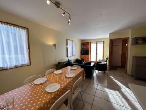 Maisons de vacances Maison spacieuse 8 pers avec terrasse - St-Chaffrey-S.Chevalier - FR-1-330E-134 : photos des chambres