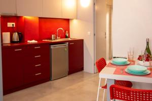 Red cosy studio in Athens center