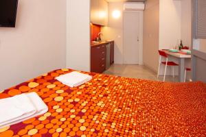 Red cosy studio in Athens center