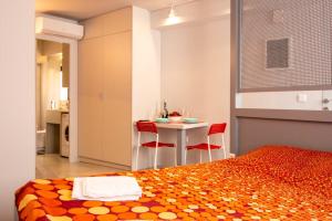 Red cosy studio in Athens center