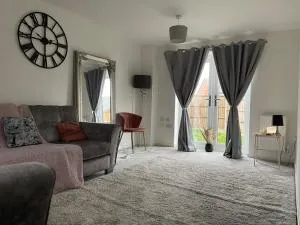 2 Bedroom House with Garden In Walsall - 沃尔索尔