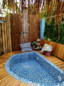 บ้านนกฮูกอิงไม้ ริมเล