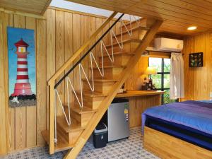 บ้านนกฮูกอิงไม้ ริมเล