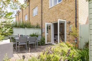 Olive Tree Townhouse, with parking