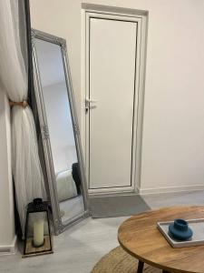 Pirotska Modern Room