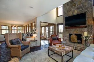 Misty Lake Hot Tub w Lake Access - Oak Ridge