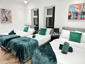 4 bed 4 bath House with Free Parking, 5 Mins to LFC and 15 Mins to City Centre