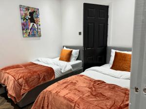 4 bed 4 bath House with Free Parking, 5 Mins to LFC and 15 Mins to City Centre