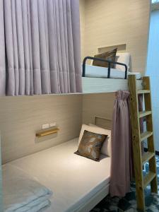 Giường Trong Phòng Ngủ Tập Thể Nữ 6 Giường (Bed in 6-Bed Female Dormitory Room)