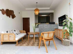 Sunny 3BR Retreat-Coastal Charm