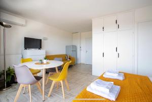 Cannes Marina suite vue mer