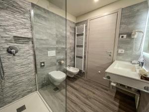Superior Double Room with Balcony and Lake View room in Hotel Oasi Beach