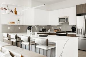 Walk to Gameday - Jefferson Park Condo - Tesoro