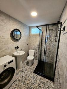 Dom letniskowy przy lesie nad jeziorem