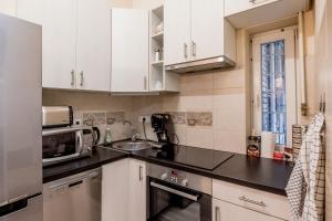 RoomBack Rooms - 2BR Apt with AC near Deak ter