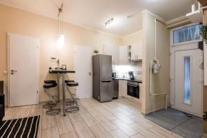 RoomBack Rooms - 2BR Apt with AC near Deak ter
