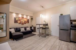 RoomBack Rooms - 2BR Apt with AC near Deak ter