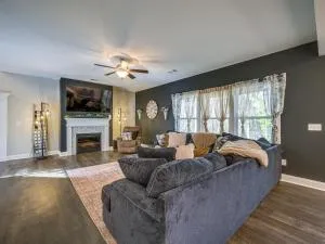 Spacious Columbus Getaway with Patio - Pets Welcome! - Mauk