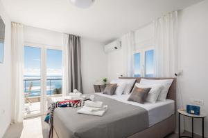 Modern Villa Maris - with heated pool & sea view