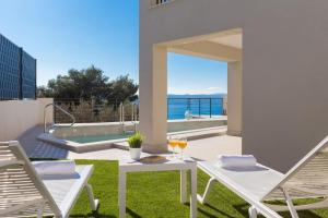 Modern Villa Maris - with heated pool & sea view