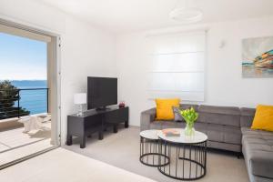 Modern Villa Maris - with heated pool & sea view