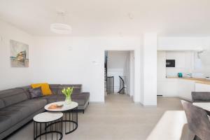 Modern Villa Maris - with heated pool & sea view