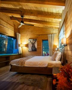La Râu 663A - Riverside Mountain Chalet with Outdoor Jacuzzi