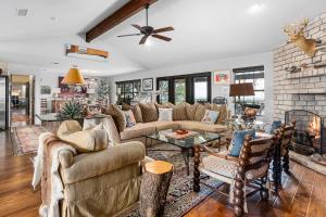 Pool, Porch and Stunning Views Spacious Texas Home!