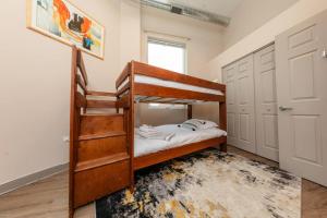 McCormick Place 2BR Oasis with Optional Parking, Patio, Gym for up to 6 guests Near Museum Campus, Grant Park & Soldier Field