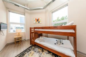 McCormick Place 2BR Oasis with Optional Parking, Patio, Gym for up to 6 guests Near Museum Campus, Grant Park & Soldier Field