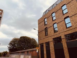 Spacious 3 Bed City Apartment with Terrace