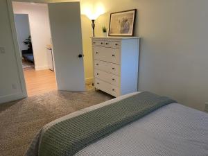 Cosy condo with modern kitchen, spacious lounge and private garden