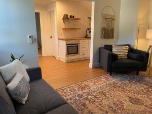 Cosy condo with modern kitchen, spacious lounge and private garden