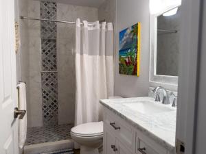 Newly remodeled studio, jacuzzi and pool