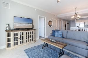 Crystal Shores West 204