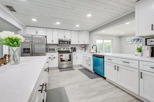 Florida Gulf Coast Getaway Pool and Screened Lanai!