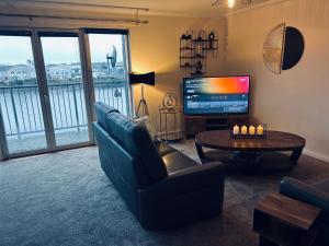 Central Cosy Riverview Apartment 2 bed, 2 bath, Free Parking WiFi