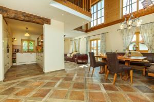 Chalet unter weissblauem Himmel