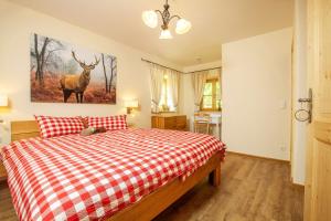 Chalet unter weissblauem Himmel