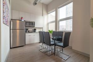 Modern 2BR South Loop Gem Near McCormick Place, Navy Pier, Adler Planetarium & Columbia College