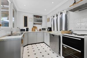 The Waterfront House - Pet Friendly - Absolute Waterfront