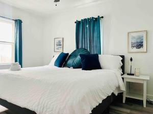 Centrally Located EVV Apartments - 4hvězdičkové hotely ve městě Evansville